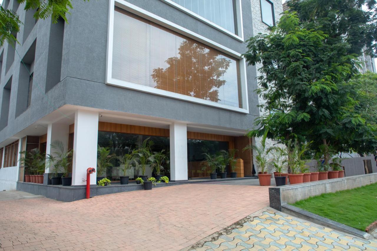Pinnacle Grand Hotel Ahmedabad Exterior foto