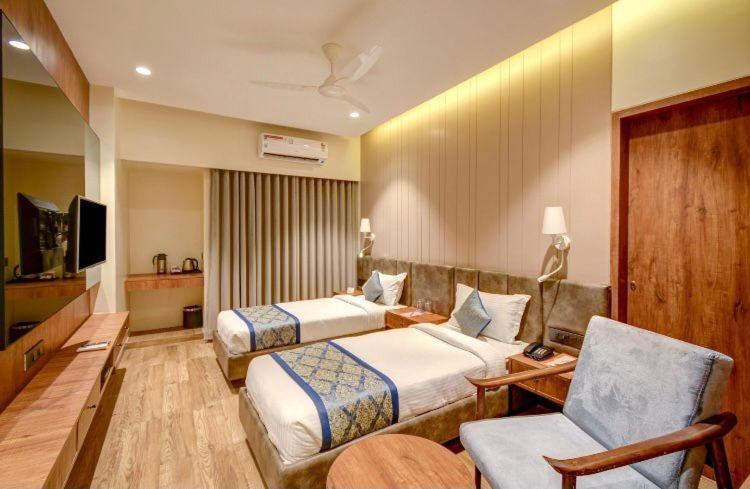 Pinnacle Grand Hotel Ahmedabad Exterior foto